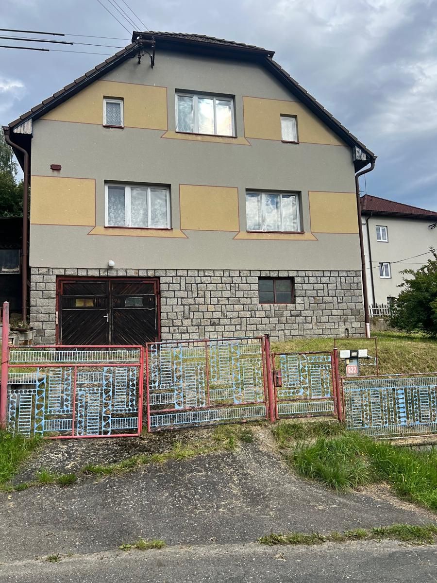 Prodej rodinného domu 303 m², pozemek 746 m²