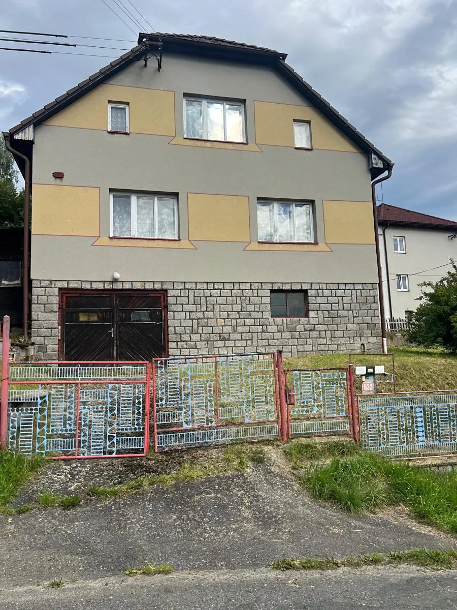 Prodej rodinného domu 303 m², pozemek 746 m²
