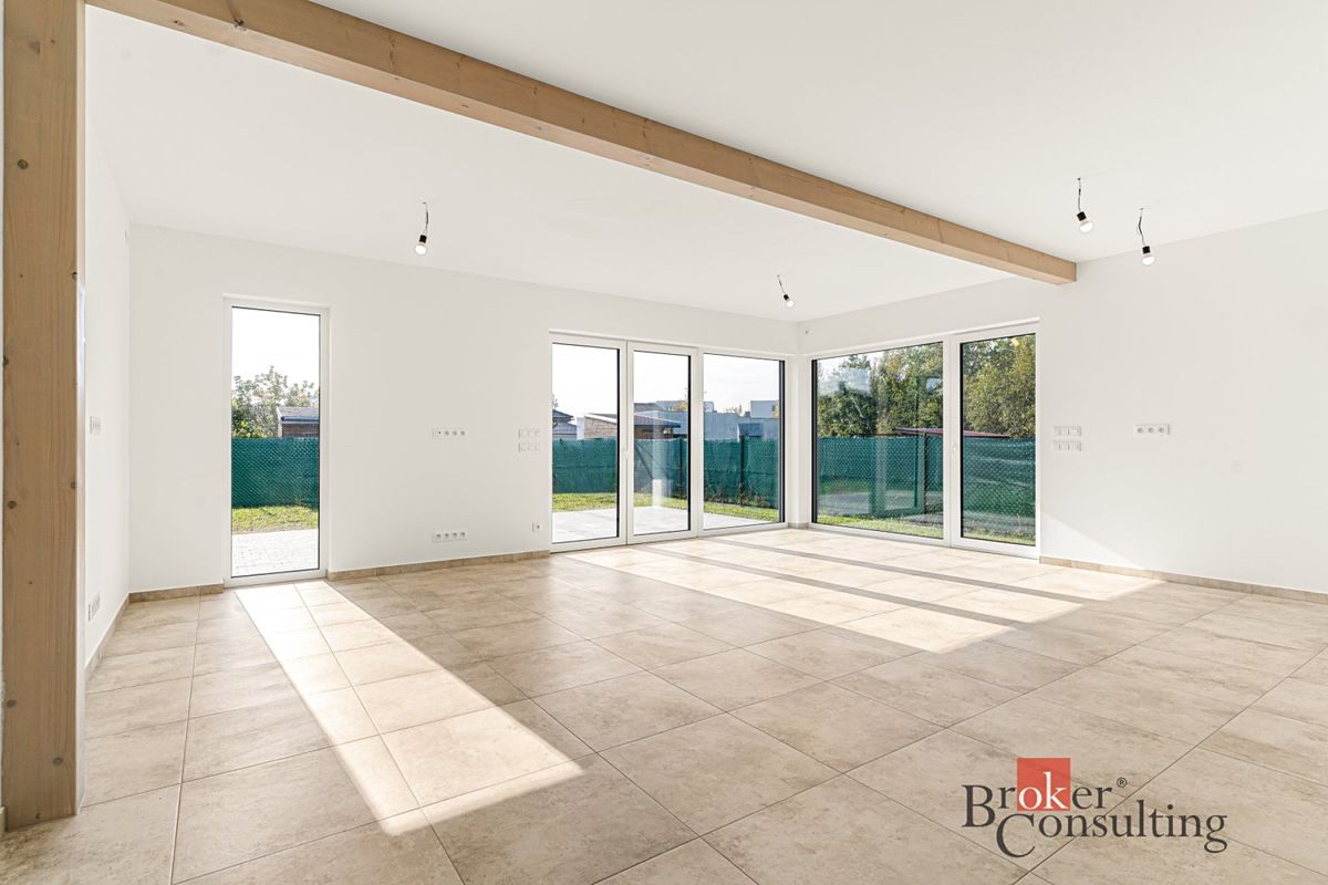 Prodej rodinného domu 160 m², pozemek 331 m² – fotografie 2