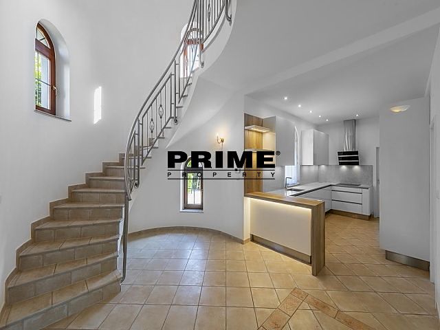 Pronájem rodinného domu 270 m², pozemek 484 m² – fotografie 5