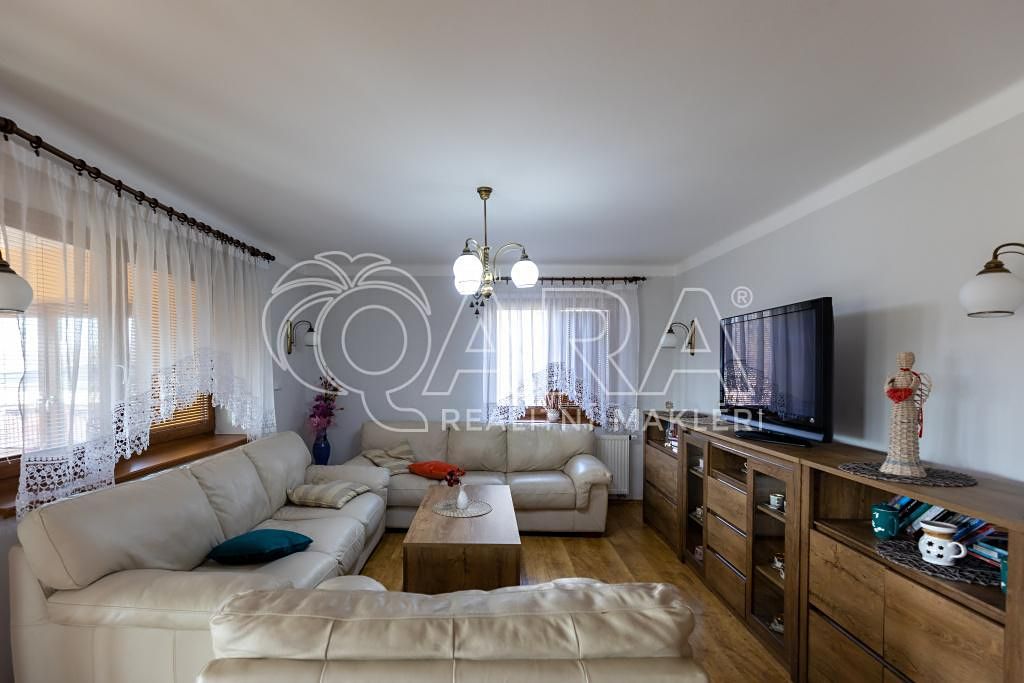 Prodej rodinného domu 255 m², pozemek 1409 m² – fotografie 3