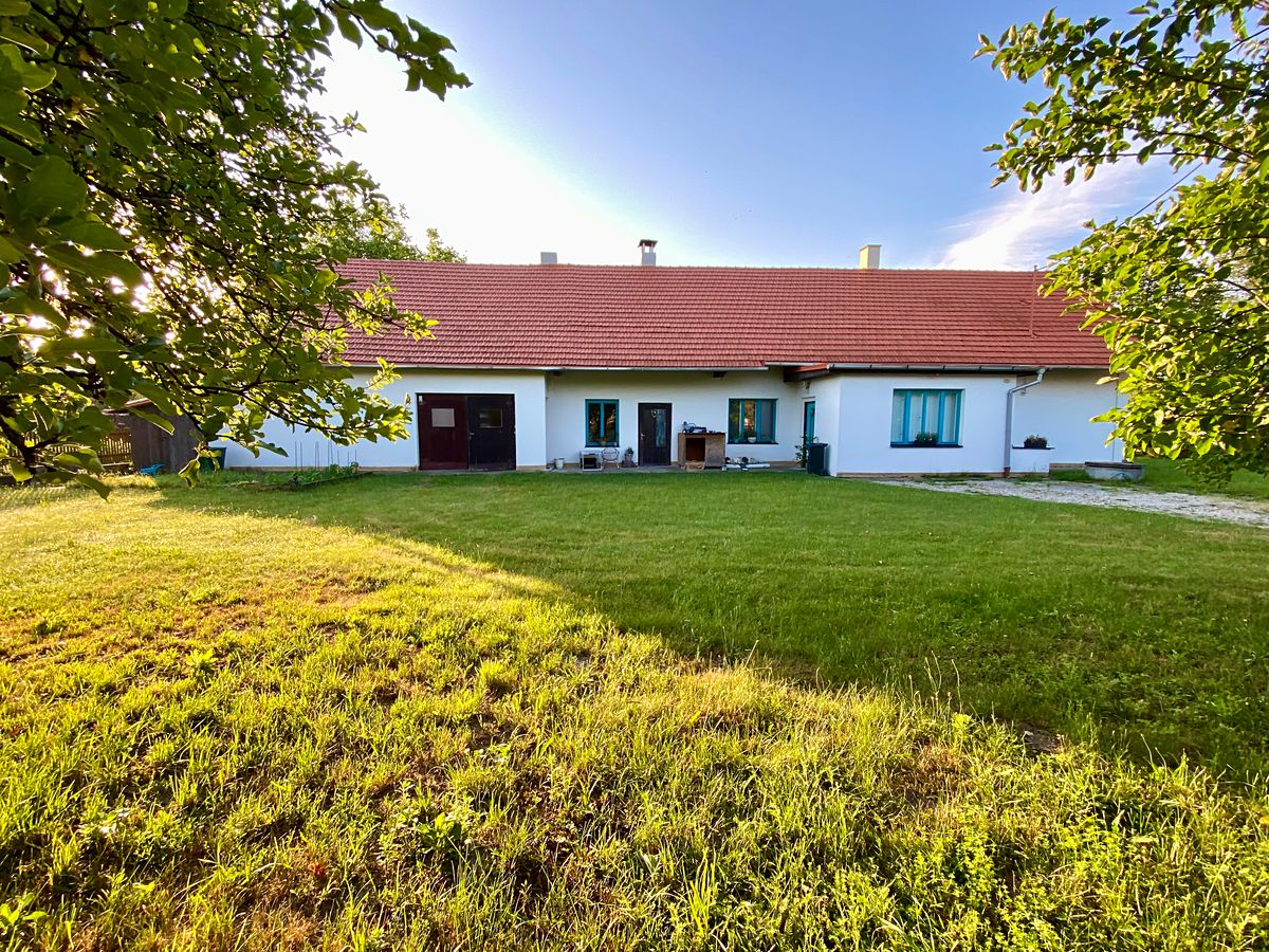 Prodej rodinného domu 400 m², pozemek 1336 m² – fotografie 2