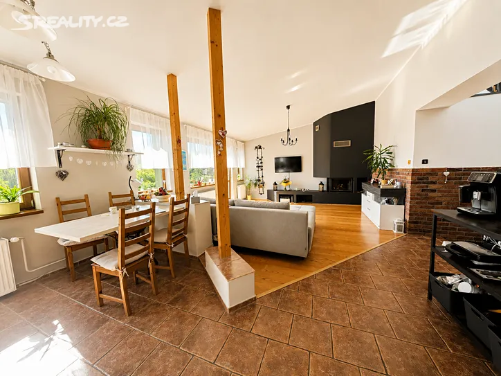 Prodej rodinného domu 220 m², pozemek 290 m² – pohled 2