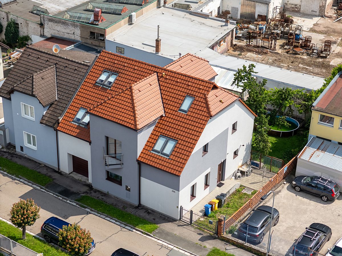 Prodej rodinného domu 350 m², pozemek 405 m² – fotografie 2