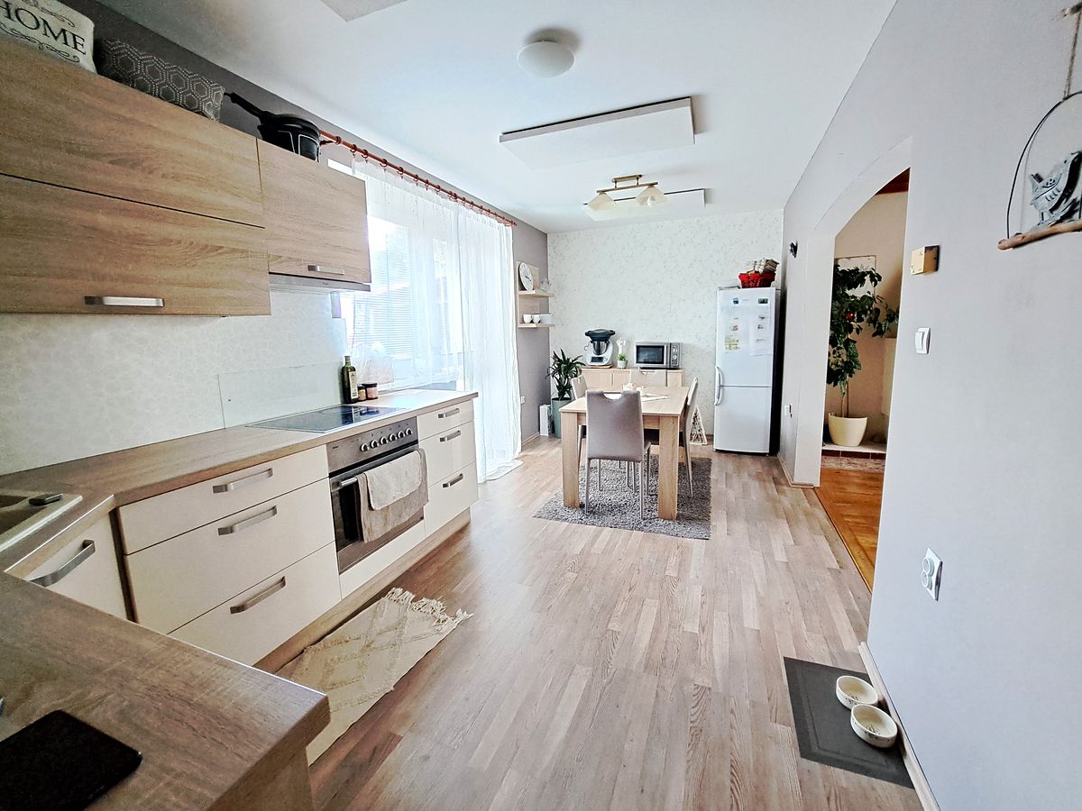 Prodej rodinného domu 200 m², pozemek 963 m² – fotografie 2