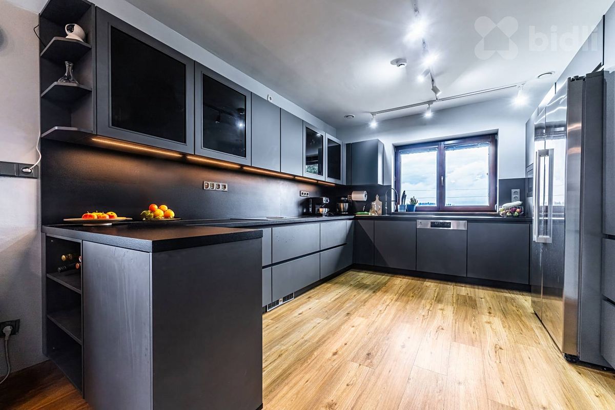 Prodej rodinného domu 390 m², pozemek 1199 m² – fotografie 2