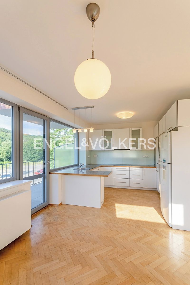 Pronájem rodinného domu 230 m², pozemek 485 m² – fotografie 4