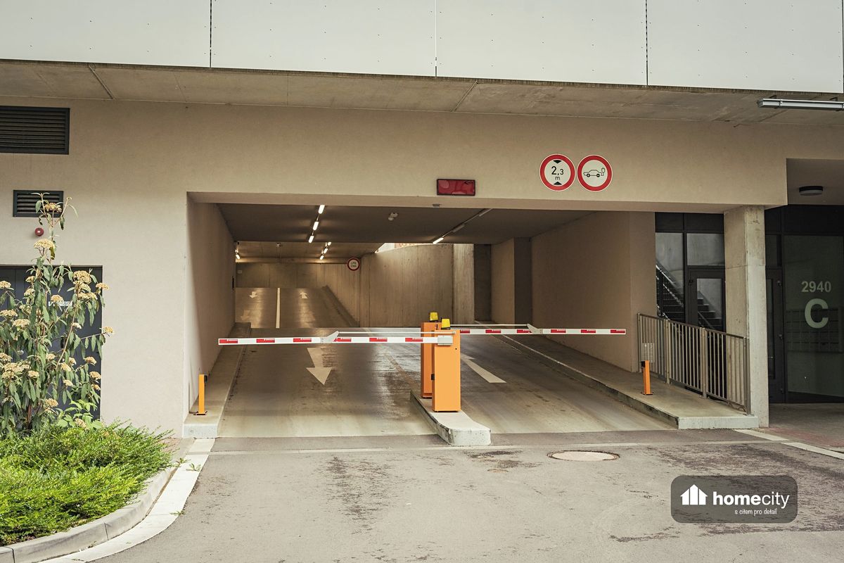 Pronájem garážového stání 13 m² – fotografie 3
