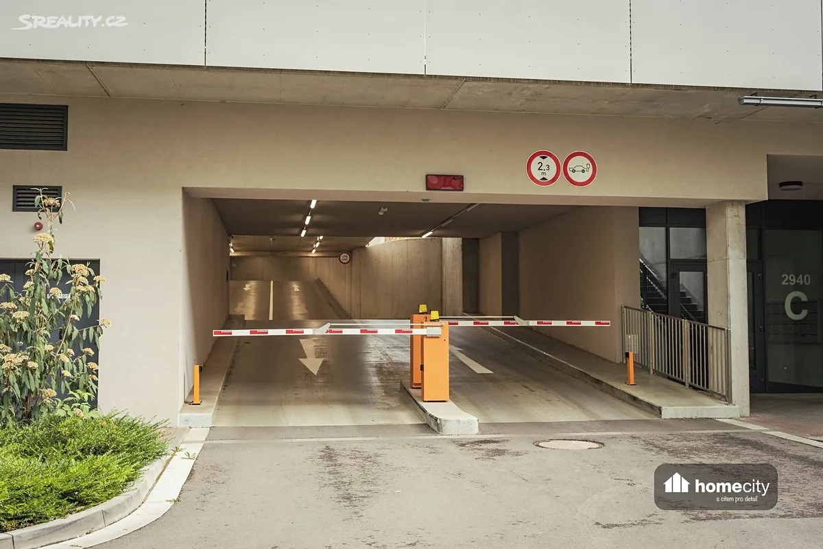 Pronájem garážového stání 13 m² – pohled 3