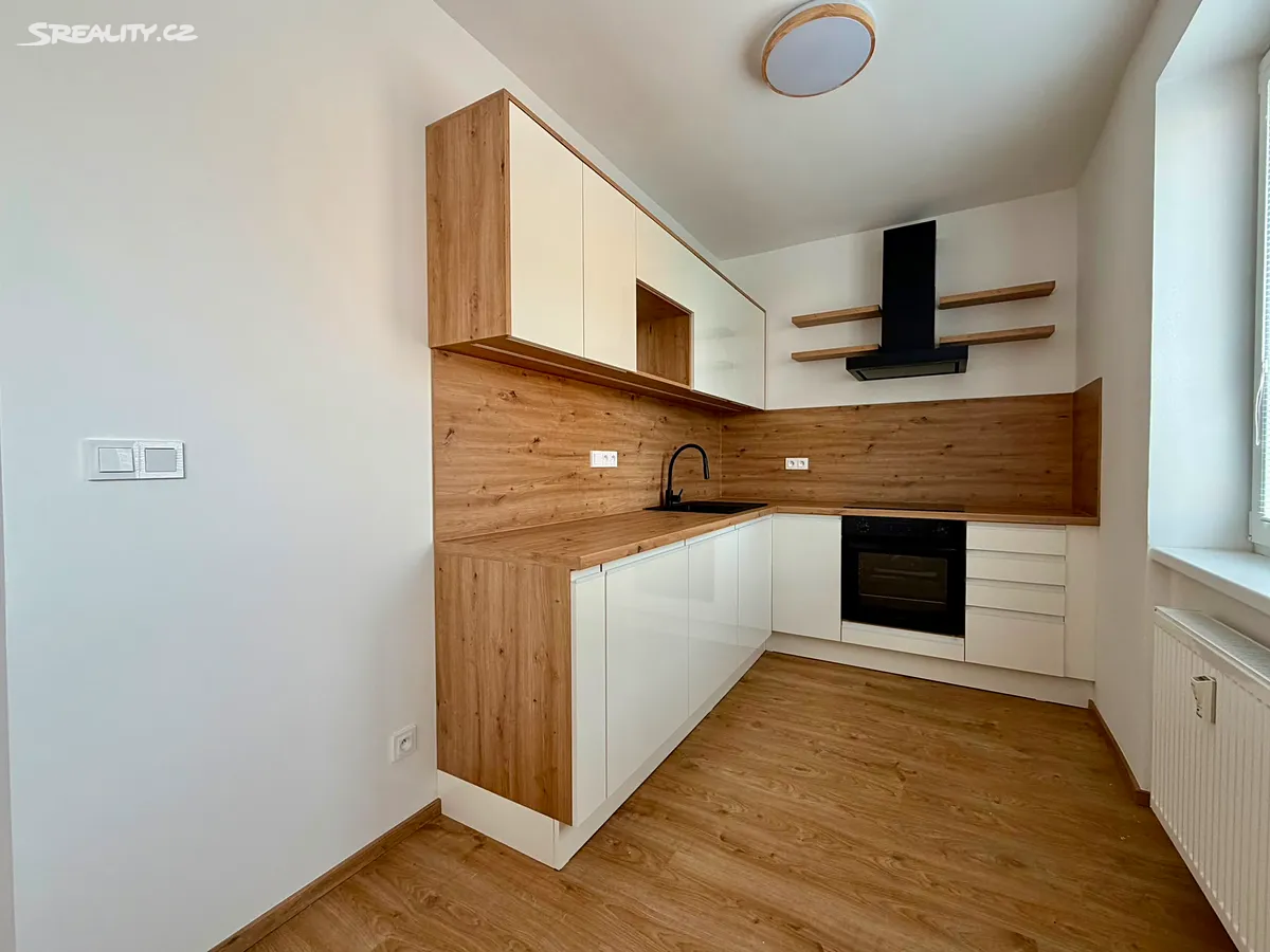 Pronájem bytu 2+kk 58 m² – pohled 2