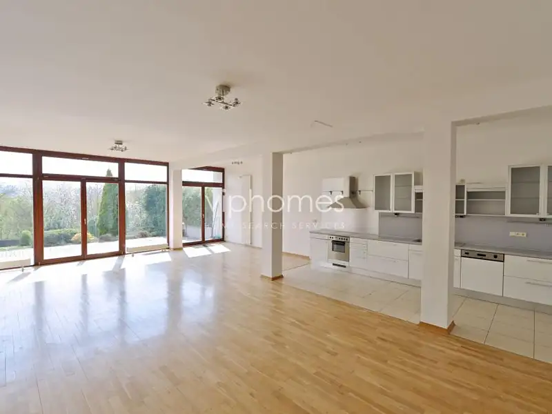 Pronájem rodinného domu 360 m², pozemek 857 m², Praha – náhled fotky 1