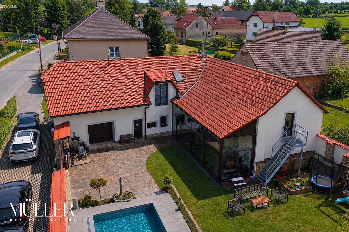 Prodej rodinného domu 288 m², pozemek 677 m² – fotografie 3
