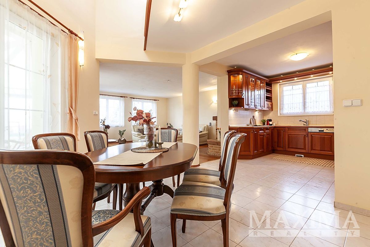 Prodej rodinného domu 348 m², pozemek 1135 m² – fotografie 3