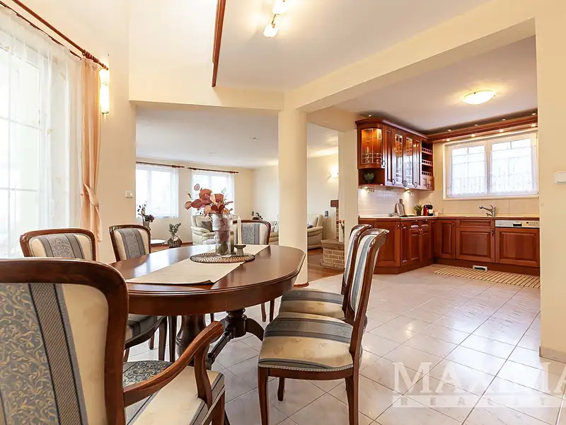Prodej rodinného domu 348 m², pozemek 1135 m², Sulice – náhled fotky 3