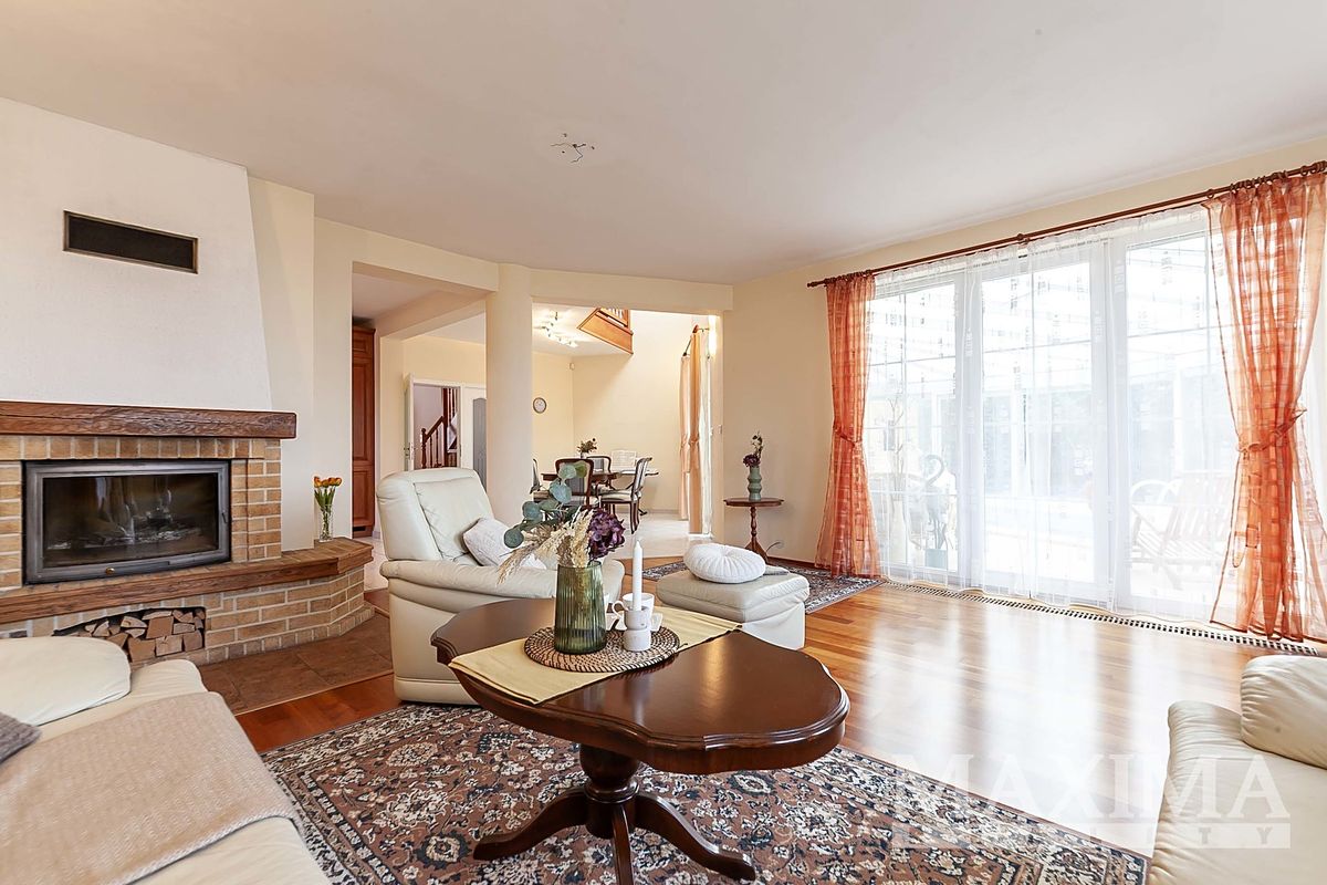 Prodej rodinného domu 348 m², pozemek 1135 m² – fotografie 2