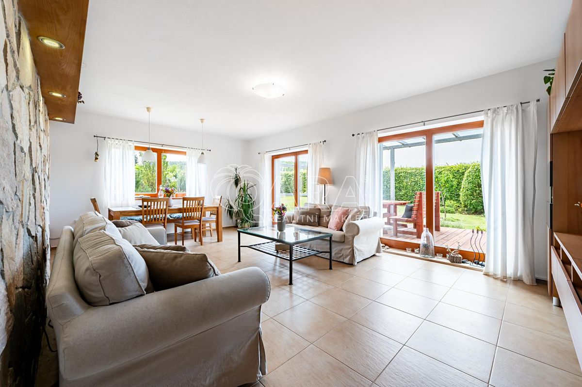 Prodej rodinného domu 132 m², pozemek 1000 m² – fotografie 2