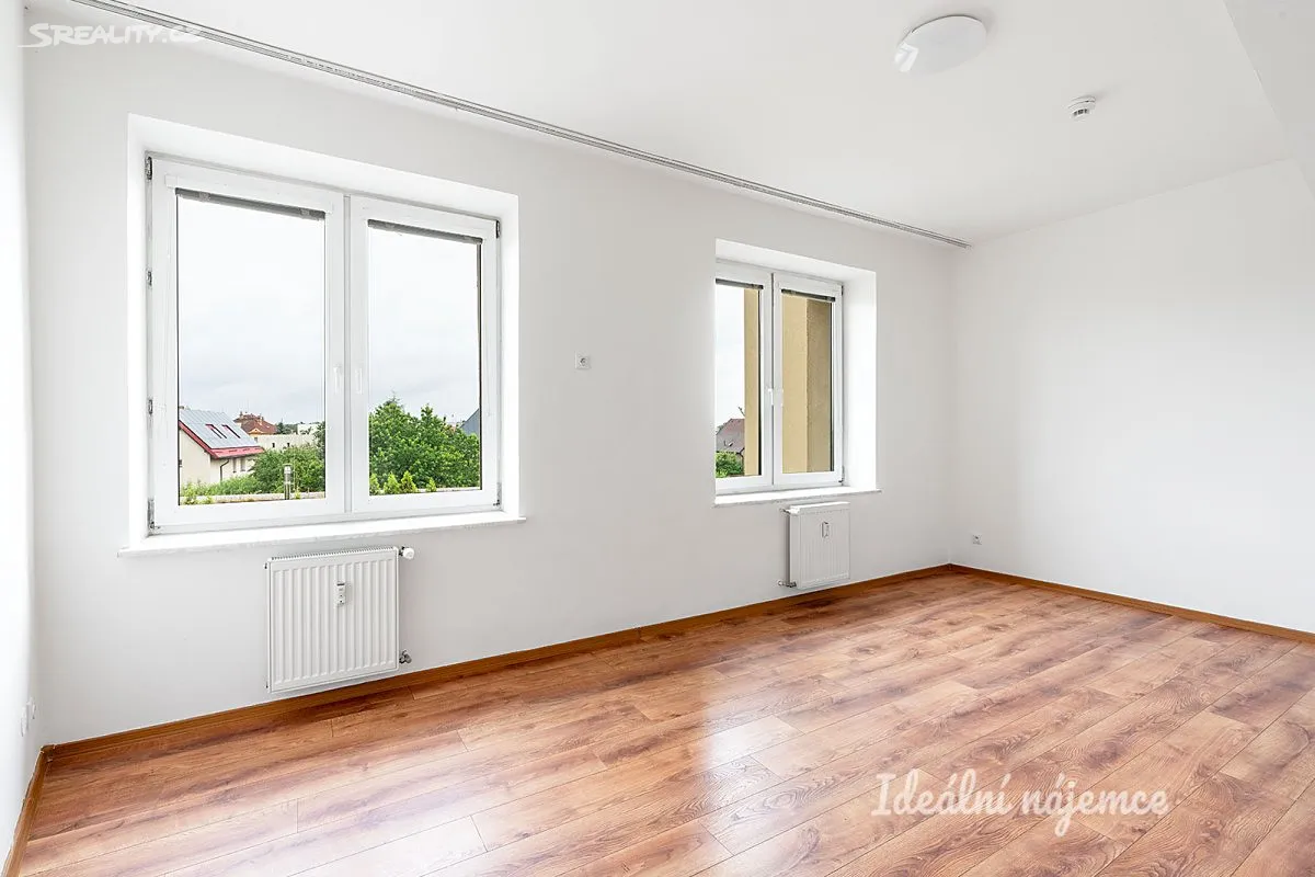 Pronájem bytu 1+kk 32 m², Suchdolské náměstí