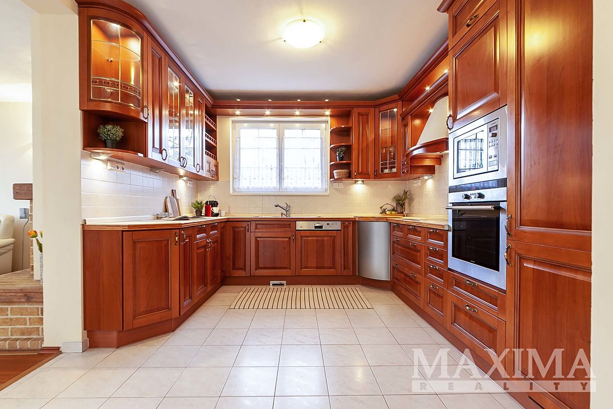 Prodej rodinného domu 348 m², pozemek 1135 m² – fotografie 5