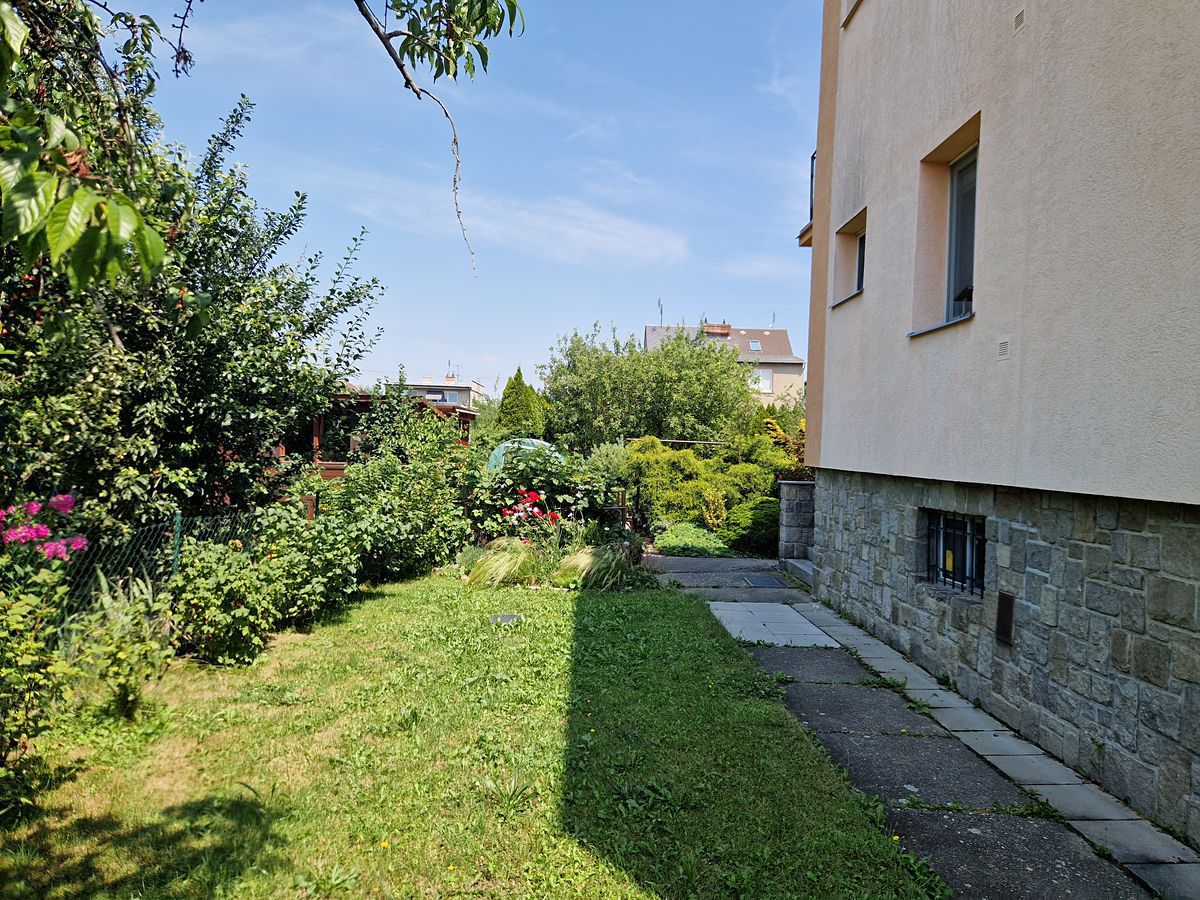 Prodej rodinného domu 168 m², pozemek 793 m² – fotografie 2