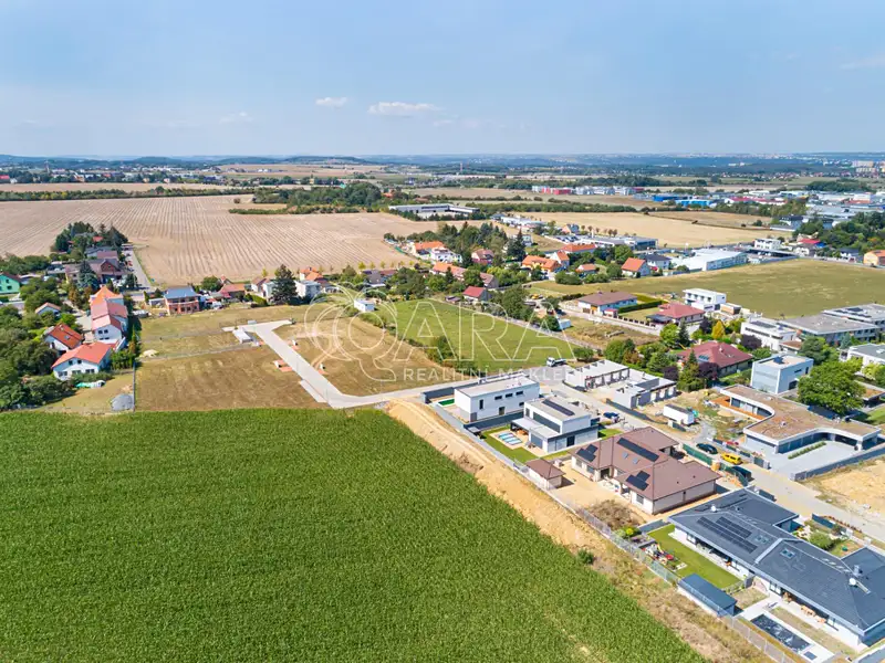 Prodej stavebního pozemku 2304 m², Vestec – náhled fotky 3
