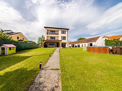 Prodej rodinného domu 400 m², pozemek 2155 m²