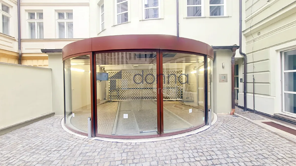 Pronájem garážového stání 12 m²