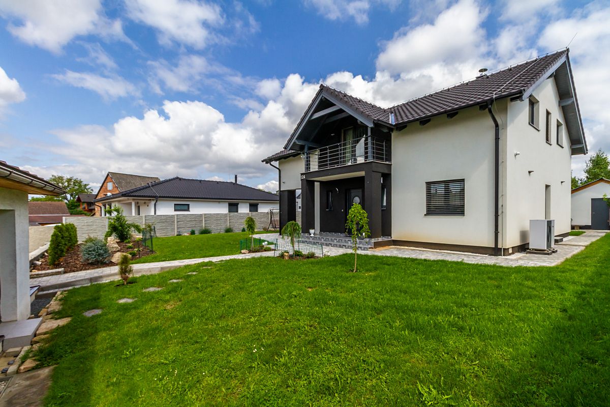 Prodej rodinného domu 243 m², pozemek 997 m² – fotografie 3