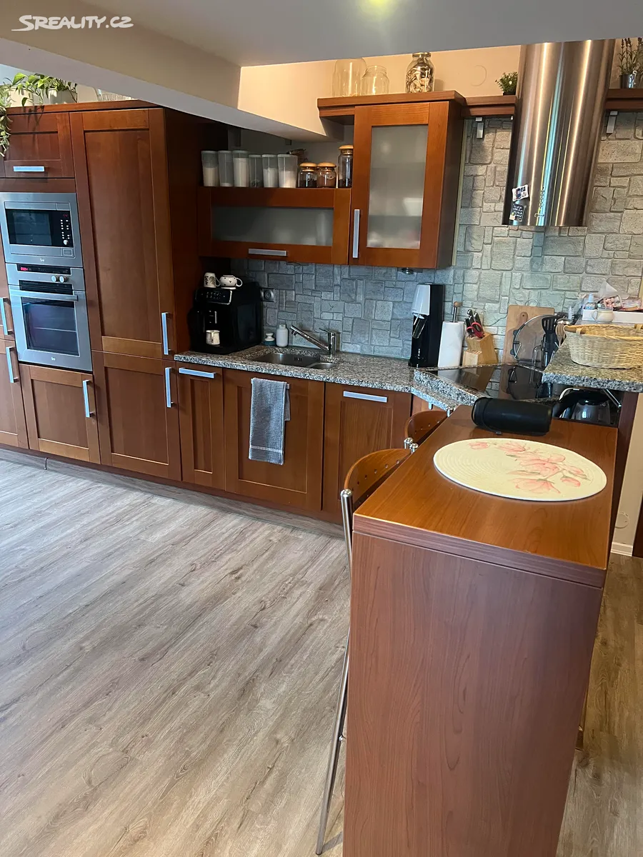 Pronájem bytu 3+kk 76 m² – pohled 3