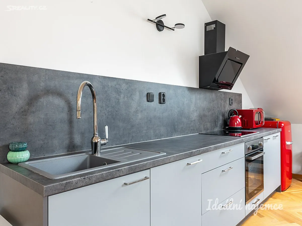 Pronájem bytu 1+kk 51 m², Černomořská