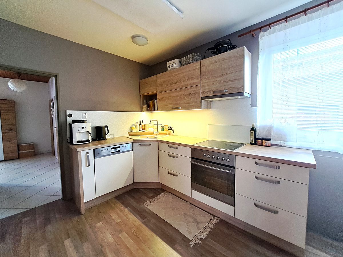 Prodej rodinného domu 200 m², pozemek 963 m² – fotografie 3