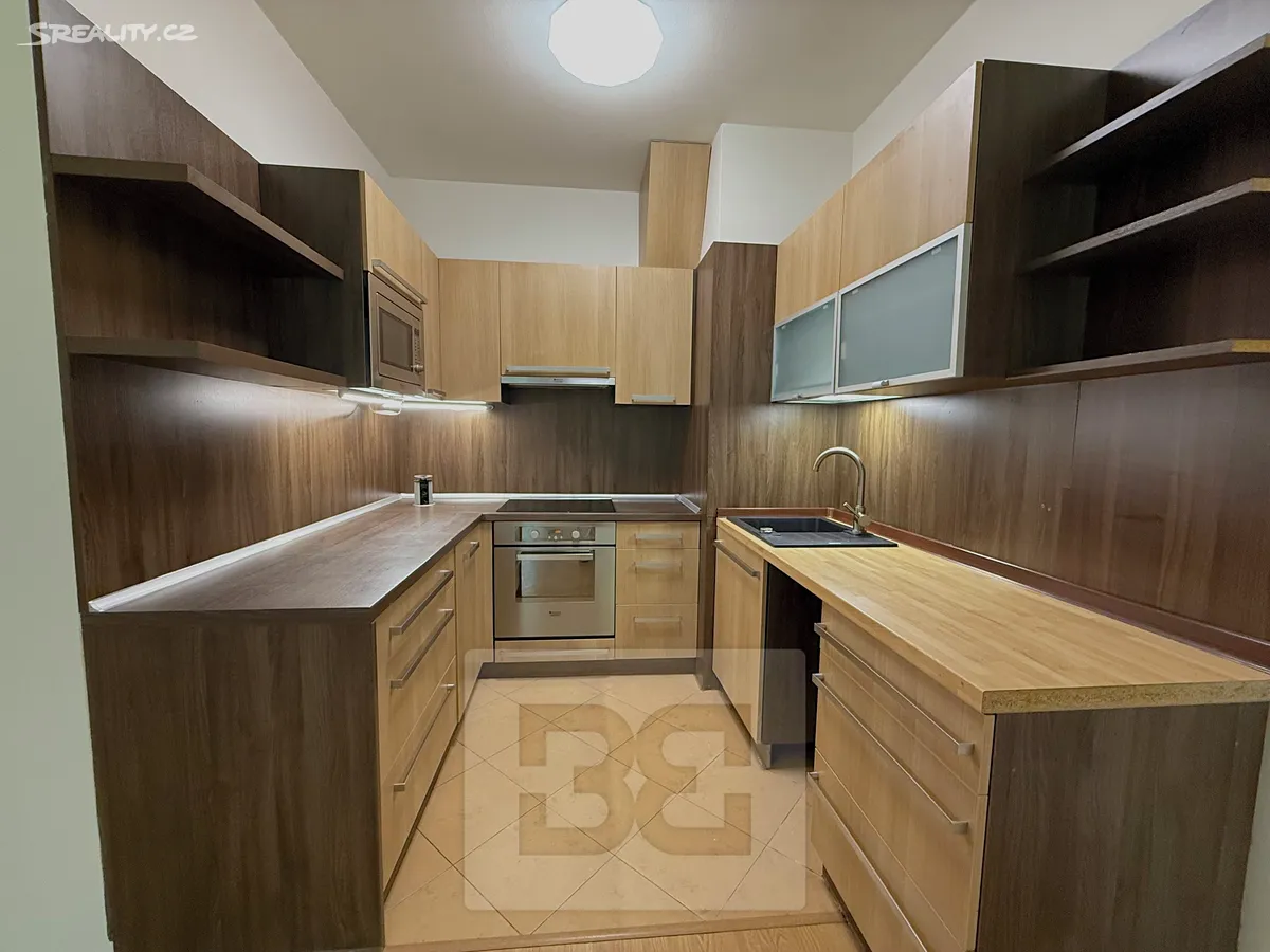 Pronájem bytu 2+kk 49 m² – pohled 2