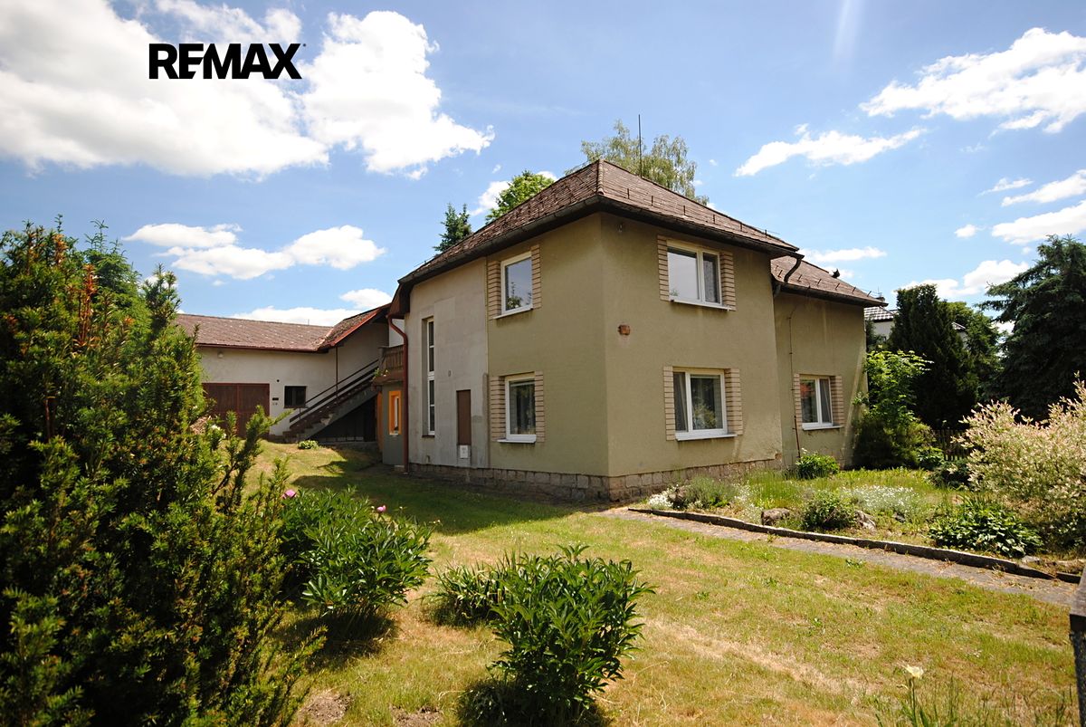 Prodej rodinného domu 240 m², pozemek 676 m² – fotografie 2