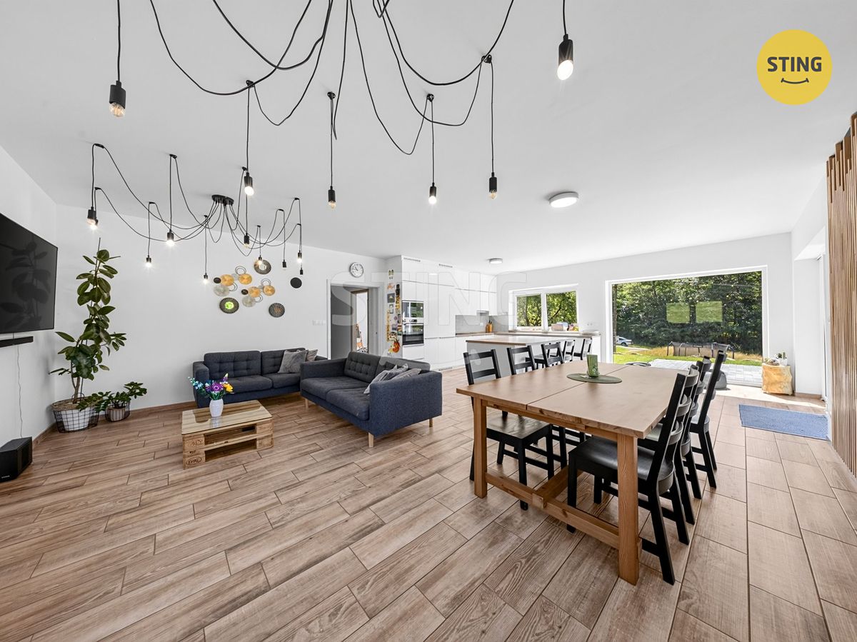 Prodej rodinného domu 250 m², pozemek 2098 m² – fotografie 2