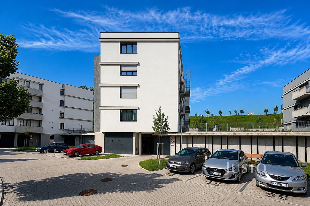 Prodej garážového stání 13 m² – fotografie 2