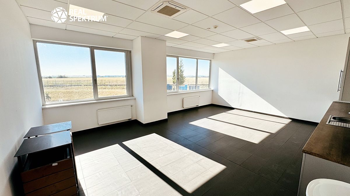 Pronájem kanceláře 600 m² – fotografie 5