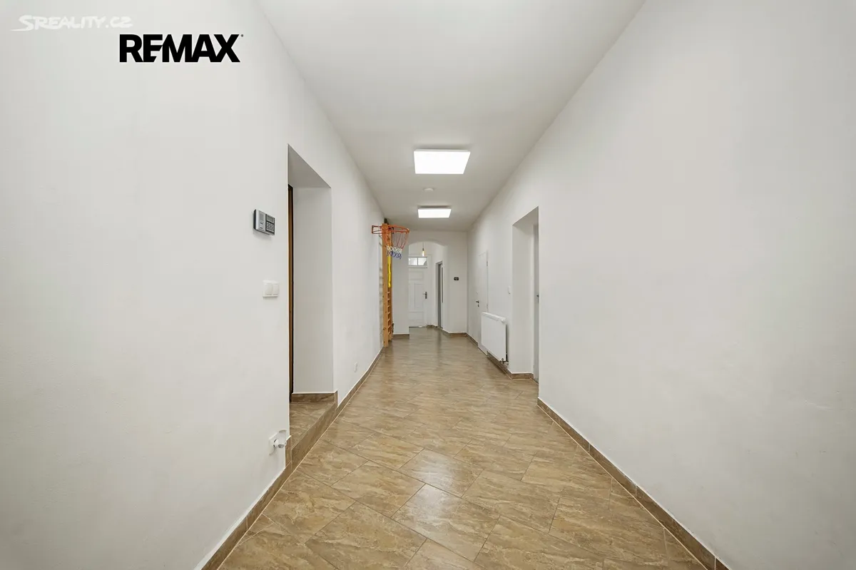 Prodej rodinného domu 210 m², pozemek 743 m² – pohled 2
