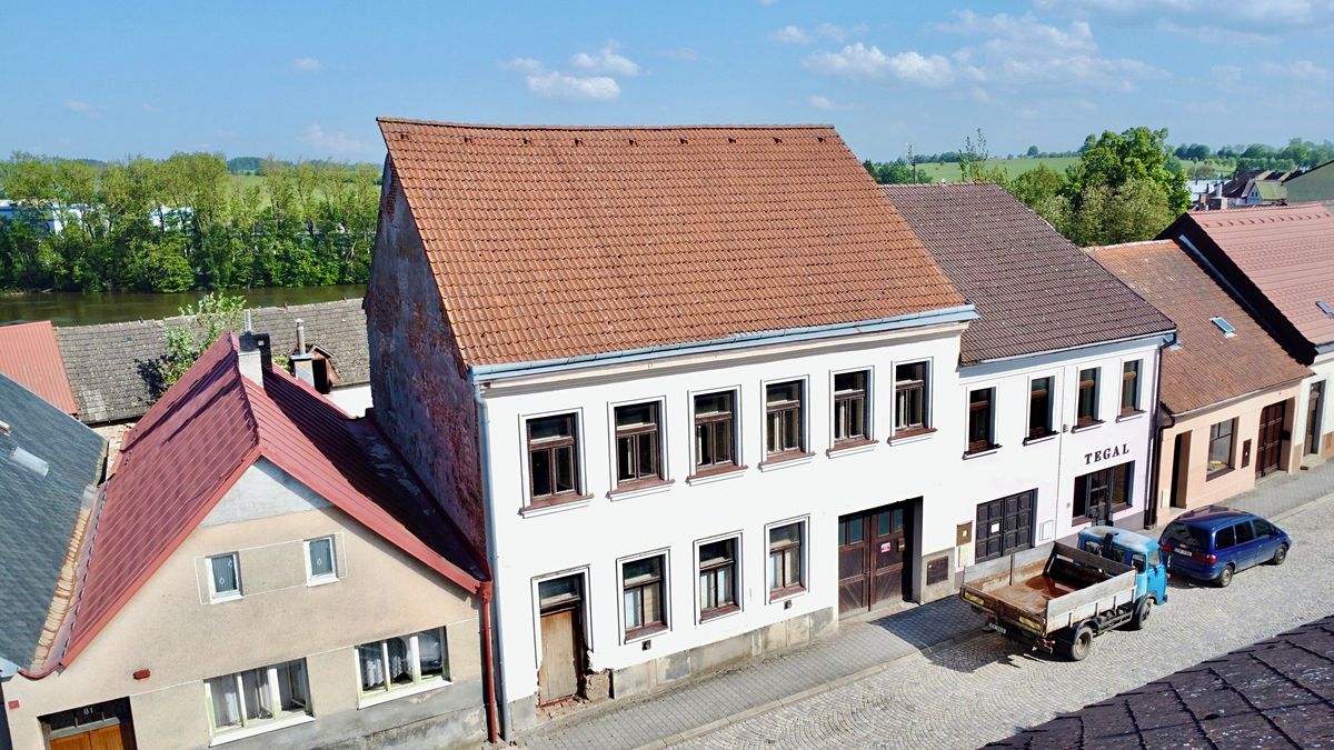 Prodej rodinného domu 154 m², pozemek 1090 m² – fotografie 2