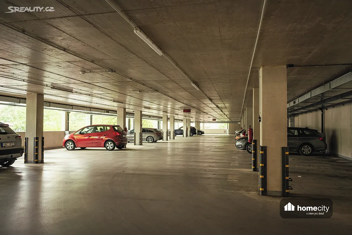 Pronájem garážového stání 13 m², Pardubice