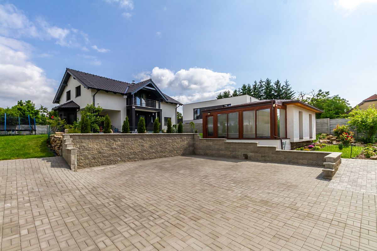 Prodej rodinného domu 243 m², pozemek 997 m²