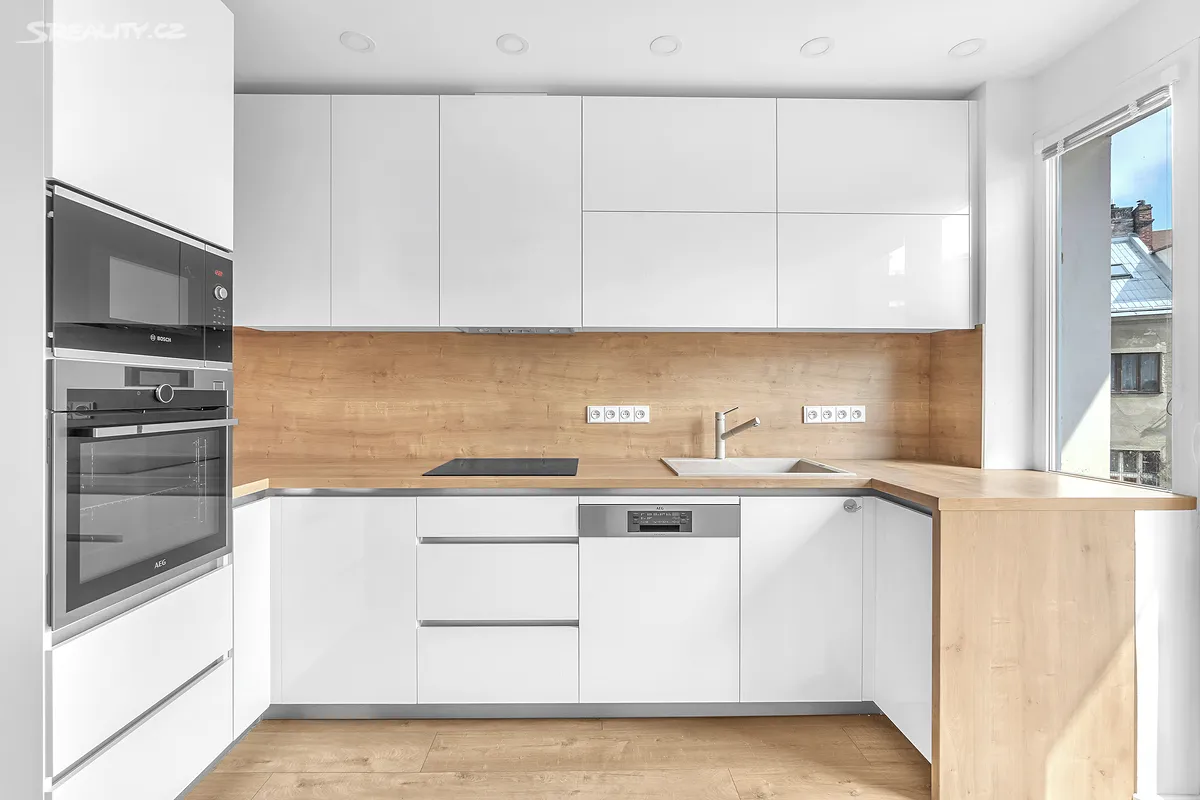 Pronájem bytu 2+1 67 m² – pohled 3