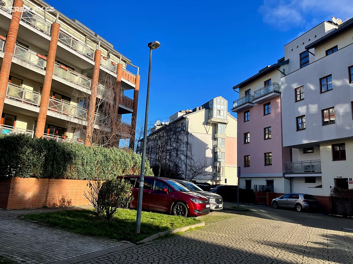 Pronájem garážového stání 13 m² – pohled 5