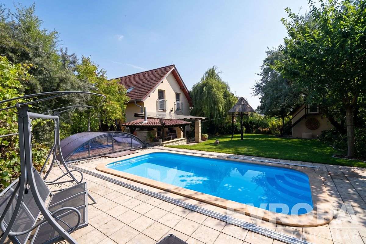 Prodej rodinného domu 184 m², pozemek 763 m² – fotografie 2