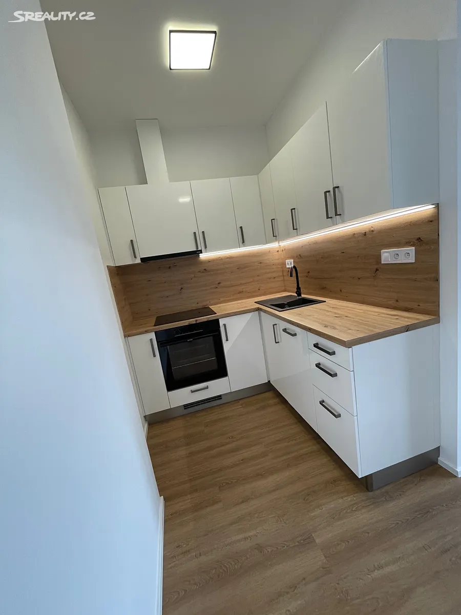 Pronájem bytu 3+kk 49 m² – pohled 2
