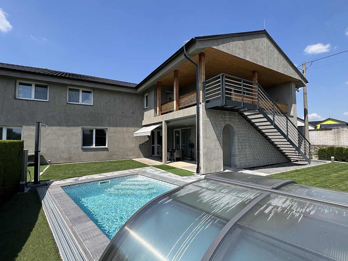 Prodej rodinného domu 600 m², pozemek 813 m² – fotografie 2