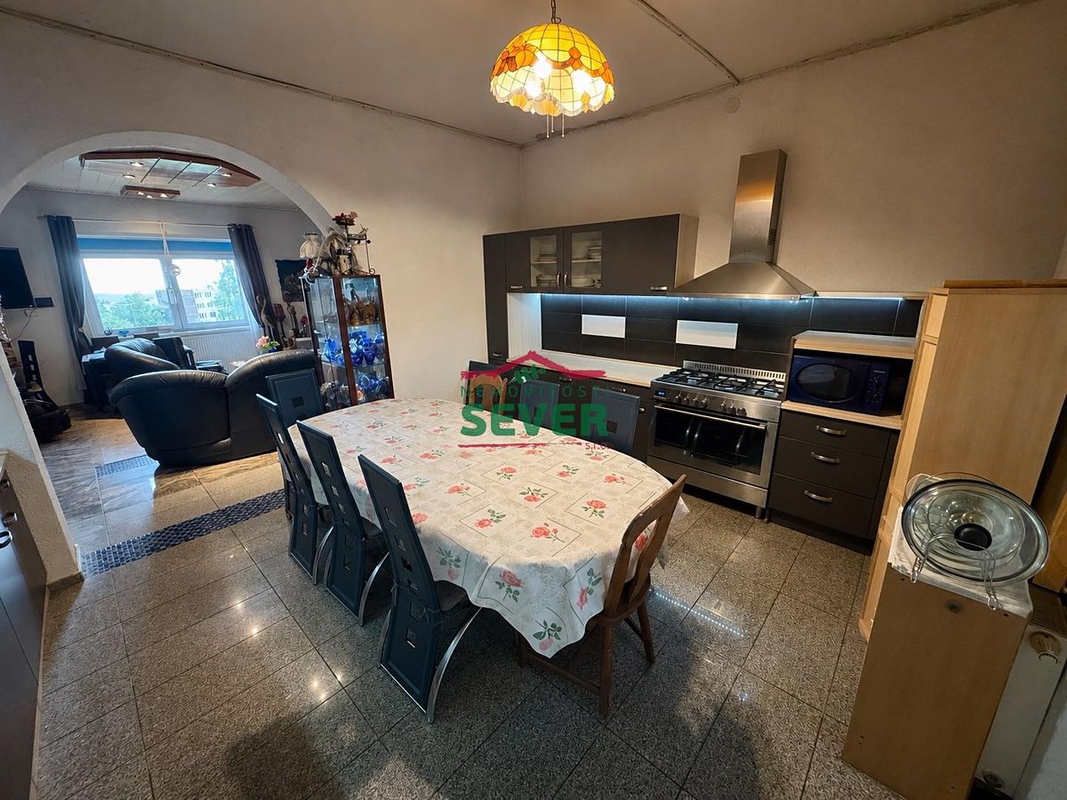 Prodej rodinného domu 220 m², pozemek 1698 m² – fotografie 4