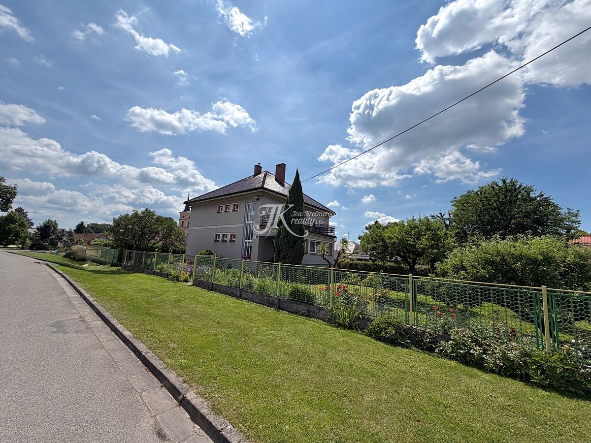 Prodej rodinného domu 300 m², pozemek 1252 m² – fotografie 4