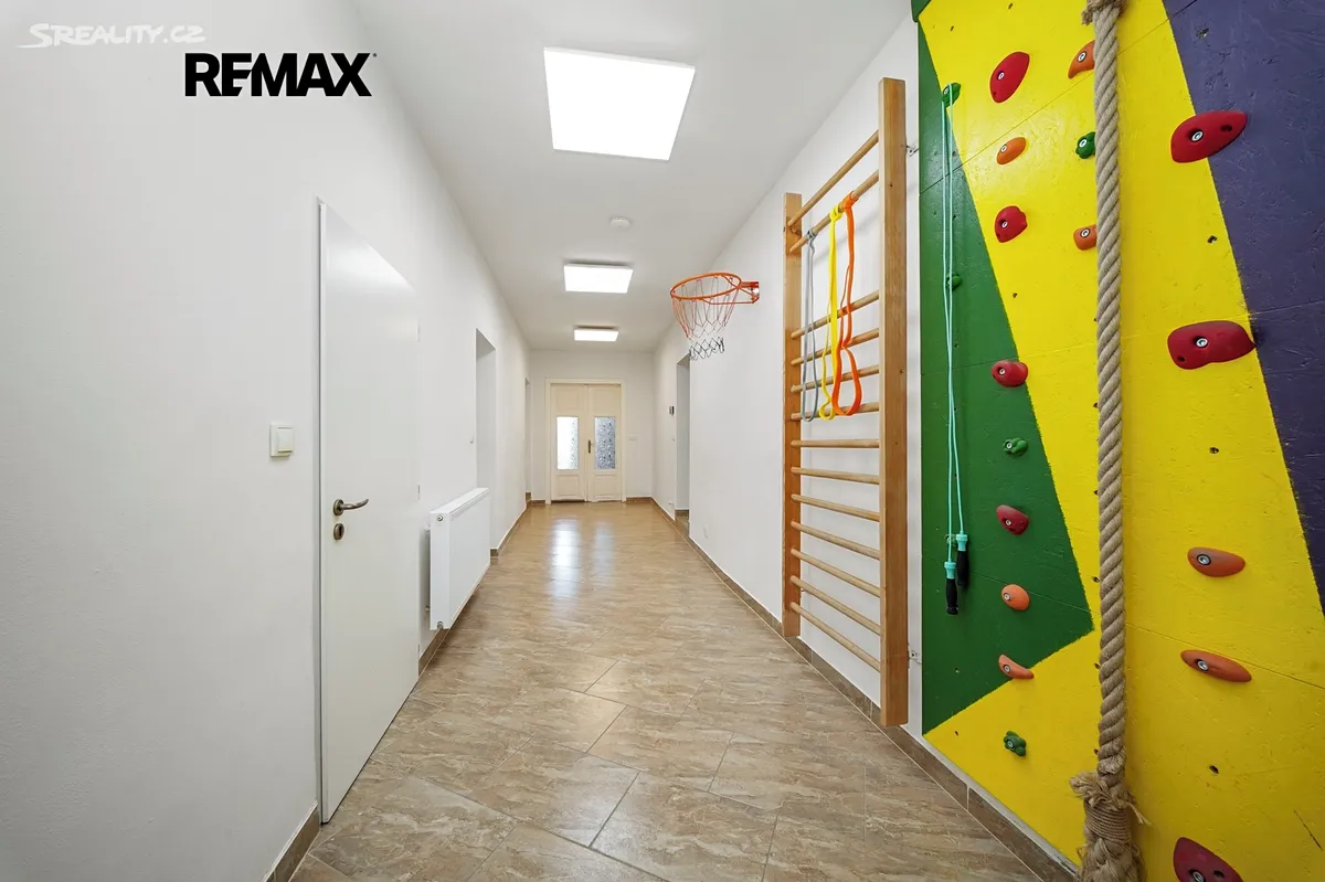 Prodej rodinného domu 210 m², pozemek 743 m² – pohled 3