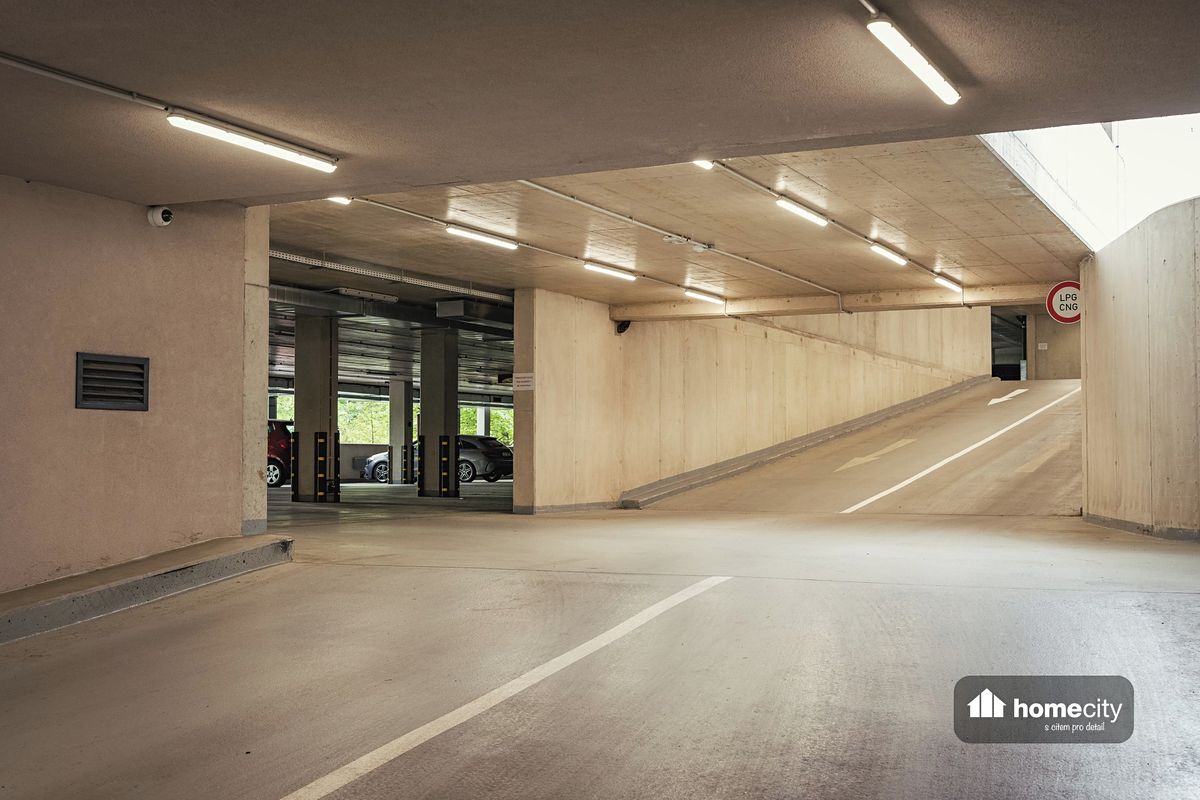 Pronájem garážového stání 13 m² – fotografie 2