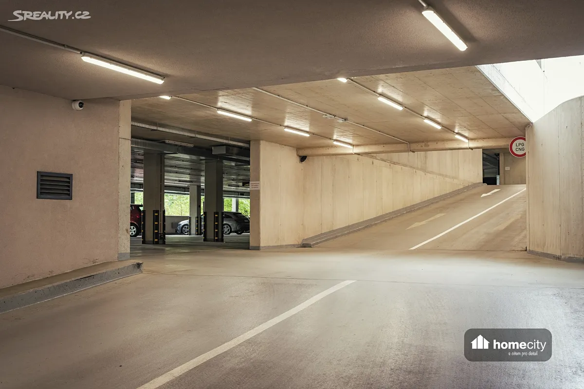 Pronájem garážového stání 13 m² – pohled 2