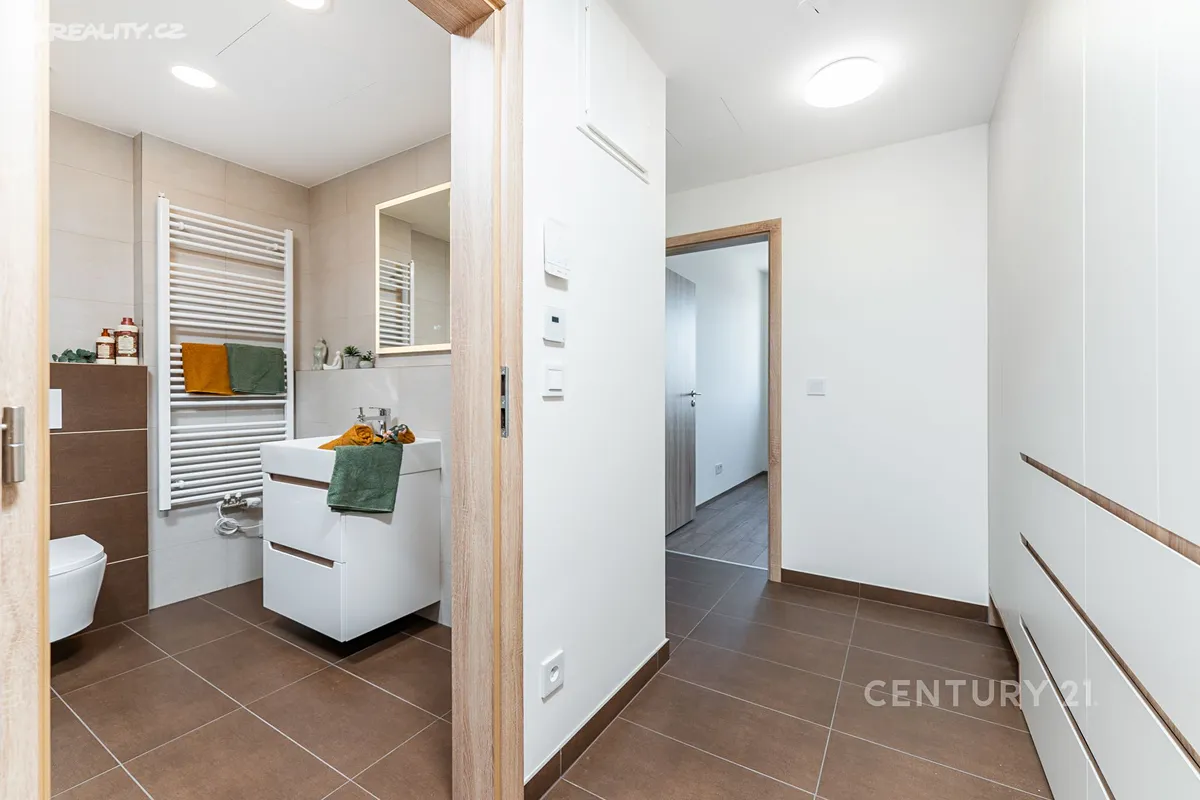 Pronájem bytu 2+kk 47 m² – pohled 2